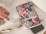 Pochette téléphone matelassée cerise en fleur