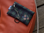Pochette porte-clés tartan fleuri