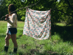 Foulard pompon cerise en fleur