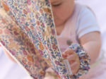 Serviette enfant élastique comptine ench. rose