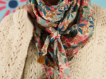 Foulard pompon cerise en fleur