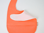 Bavoir tissu plastifié vichy orange fluo