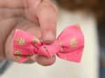Barrette petit noeud feuillage or rose